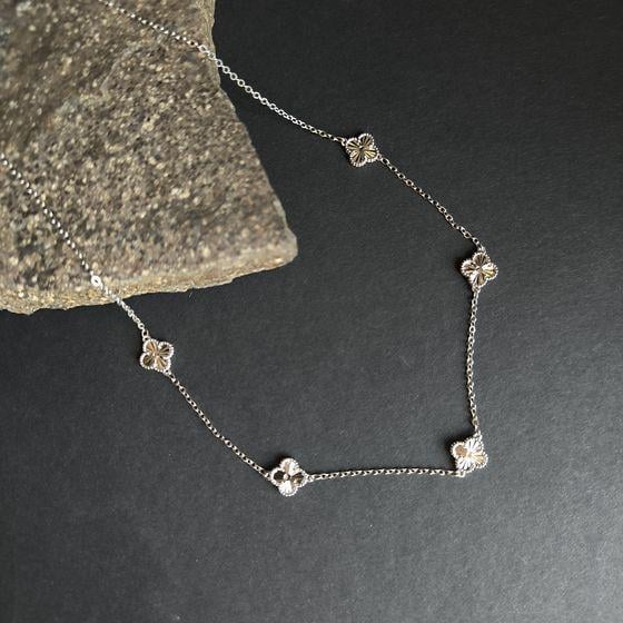 Колье серебряное с подвесками-четырехлистниками и фианитами 45-50 см