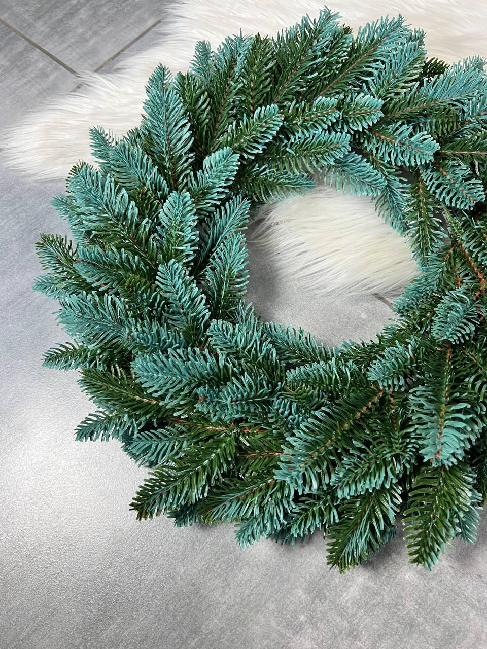 Новорічний вінок Канадський зі штучної хвої з блакитними кінчиками 40 см Зелений (YA678613) - фото 3