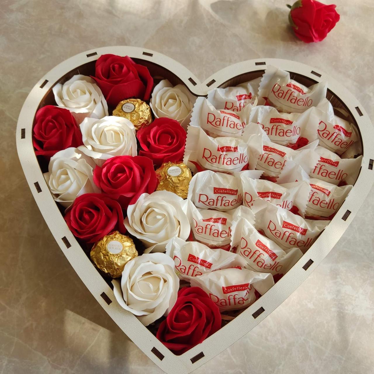 Бокс из конфет Ferrero Raffaello и роз для девушки на день рождения/день влюбленных/8 марта (ar44) - фото 7