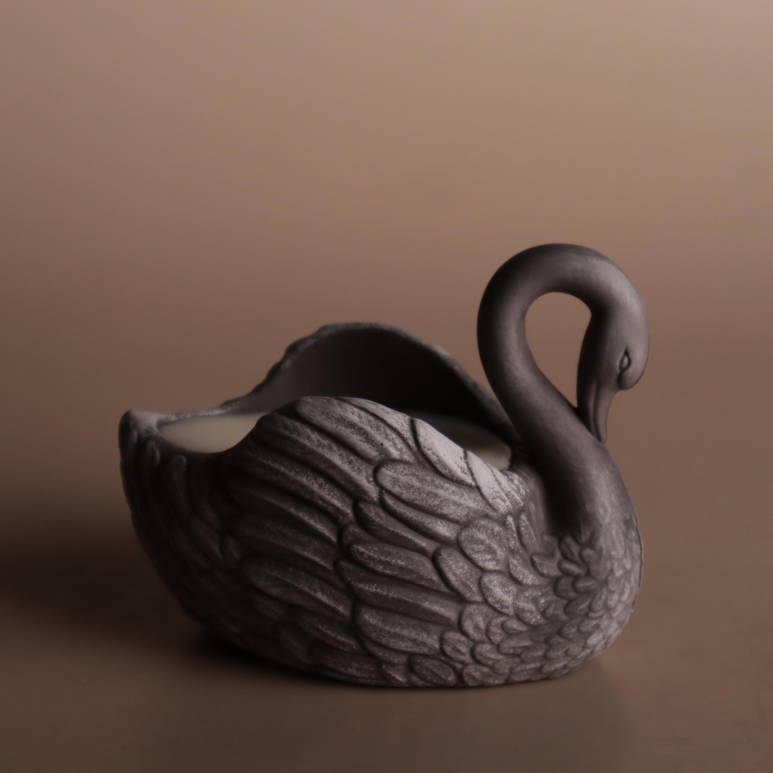 Аромасвічка соєва Wax Harmony Ваніль у гіпсовому кашпо Лебідь Сірий (100931) Аромасвічка соєва Wax Harmony Ваніль у гіпсовому кашпо Лебідь Сірий (100931)