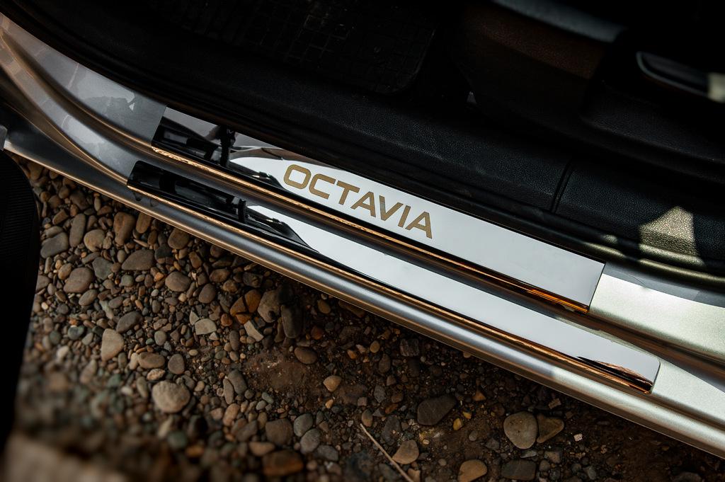 Накладки на пороги Carmos V1 для Skoda Octavia III A7 2013-2019 гг. нержавеющая сталь Хром