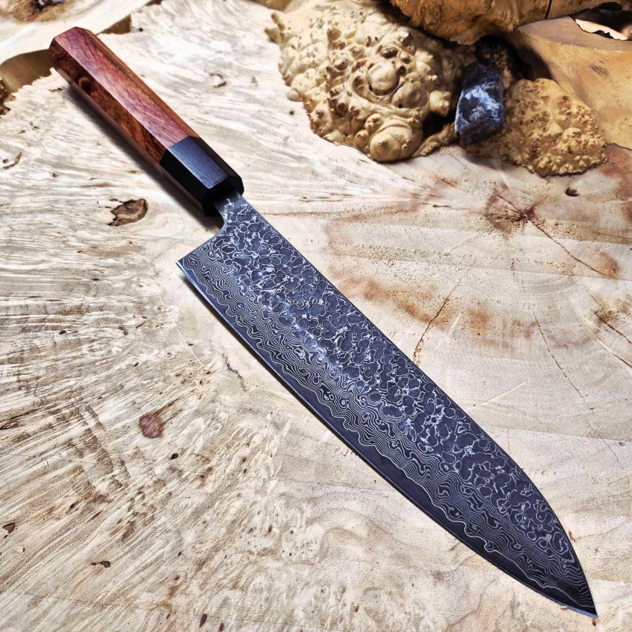 Кухонний ніж шеф-кухаря з кованої дамаської сталі із сердечником VG10 та рукояттю з оливкового дерева