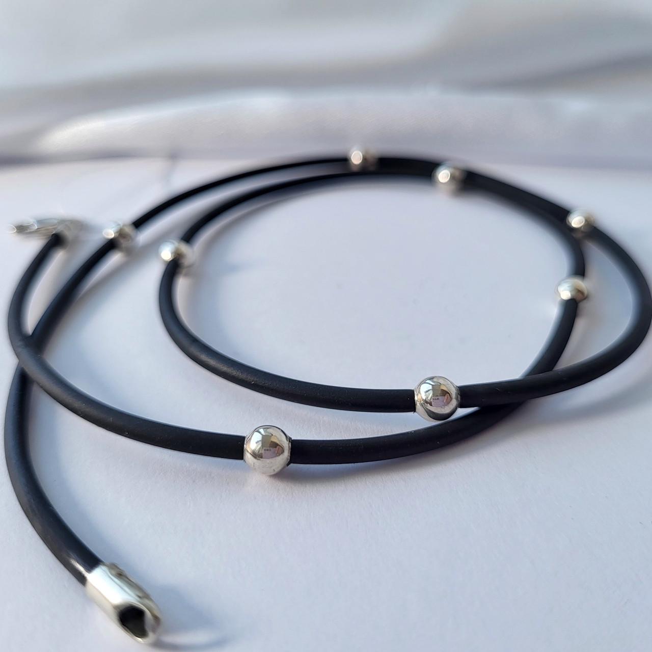 Шнурок на шею каучук со вставками серебро 55 см 925 пробы 2 мм (57108) Шнурок на шею каучук со вставками серебро 55 см 925 пробы 2 мм (57108)