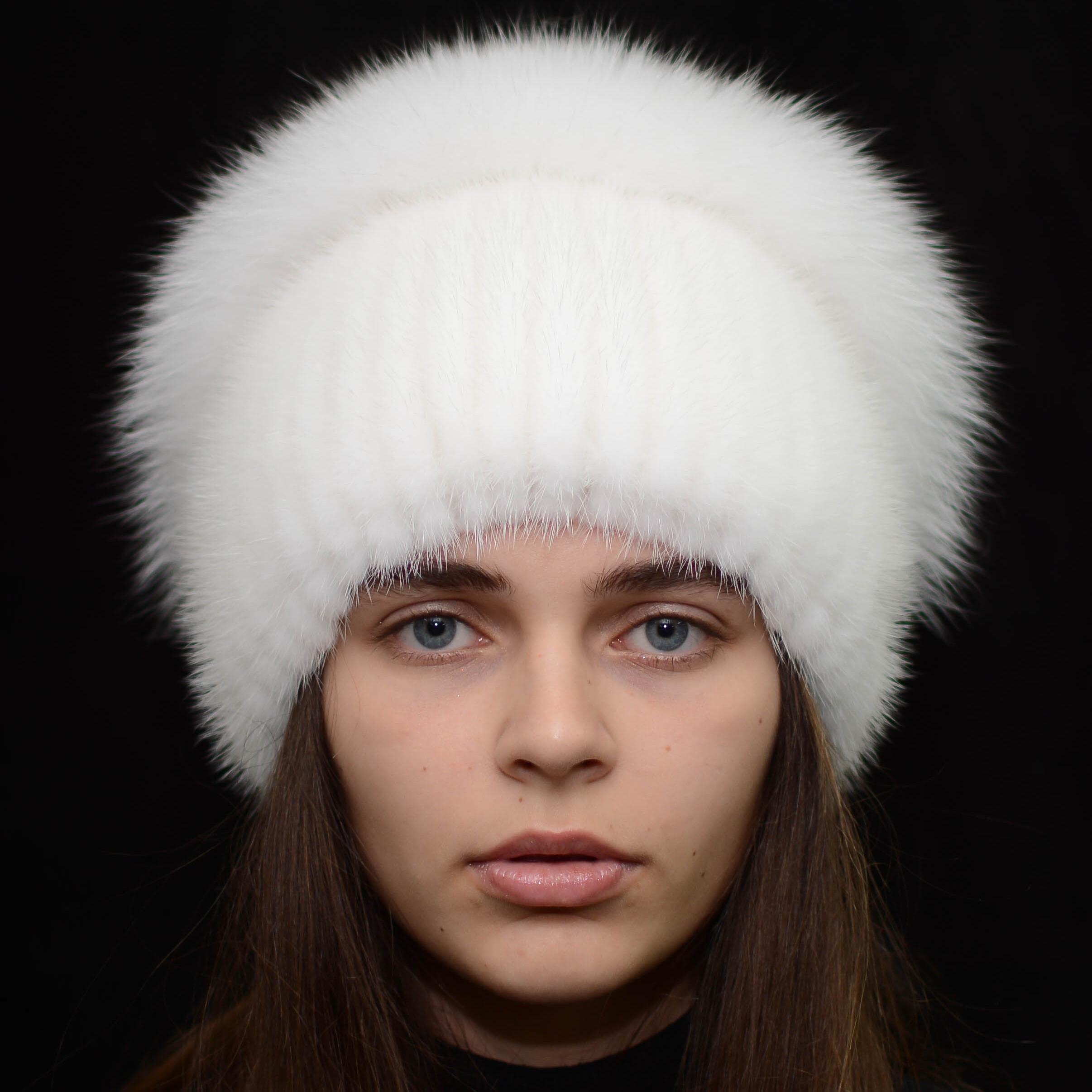 Шапка из вязаной норки Меховой стиль Стрекоза с помпоном натуральный мех M-L Белый (117/F)