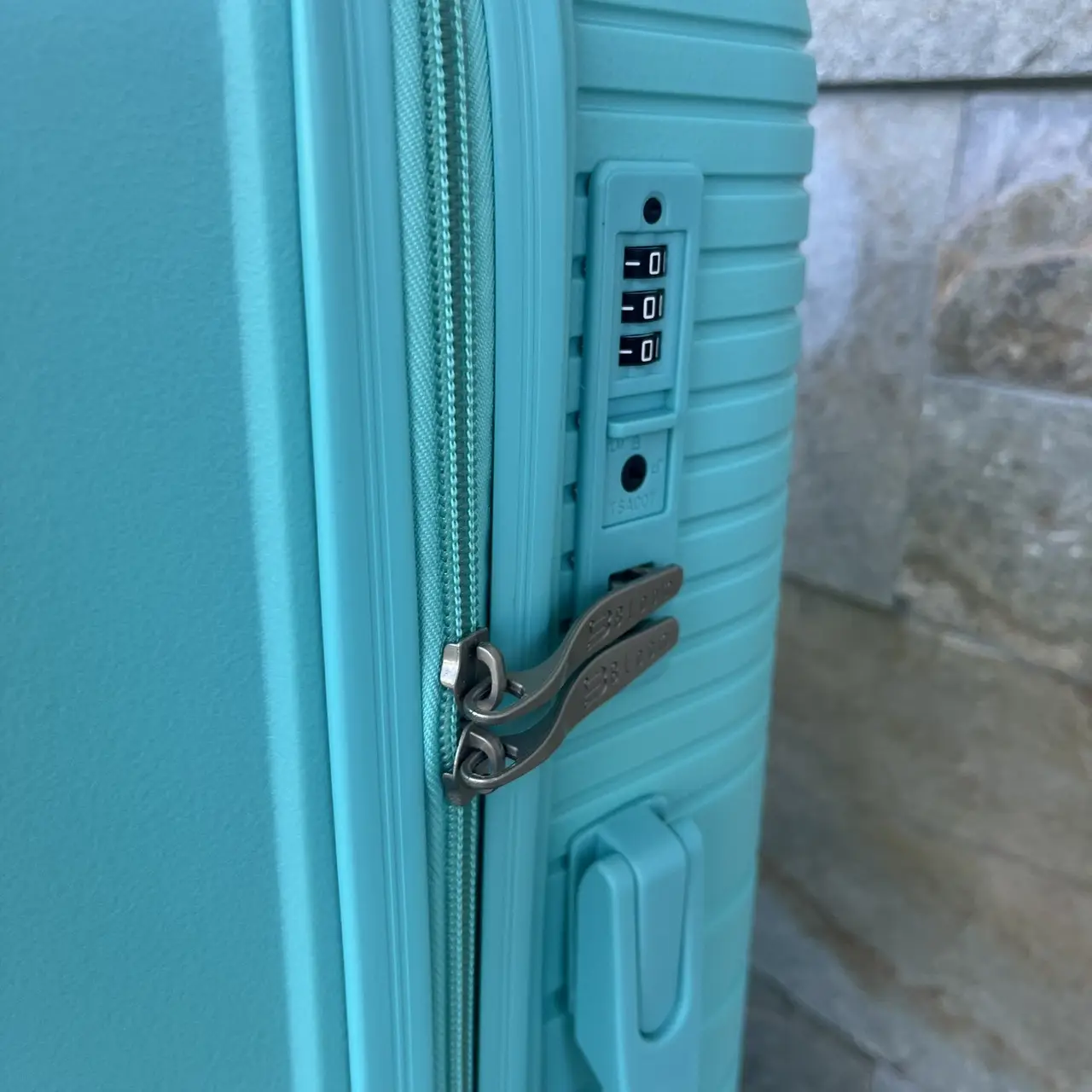 Валіза дорожня з поліпропілену Bloom 1706 середній М 63 л М'ятний - фото 5