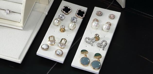 Шкатулка для украшений многоуровневая 17,5х13х14 см экокожа Золотистый/Белый (ШДД-27-2) - фото 5 Шкатулка для украшений многоуровневая 17,5х13х14 см экокожа Золотистый/Белый (ШДД-27-2) - фото 5