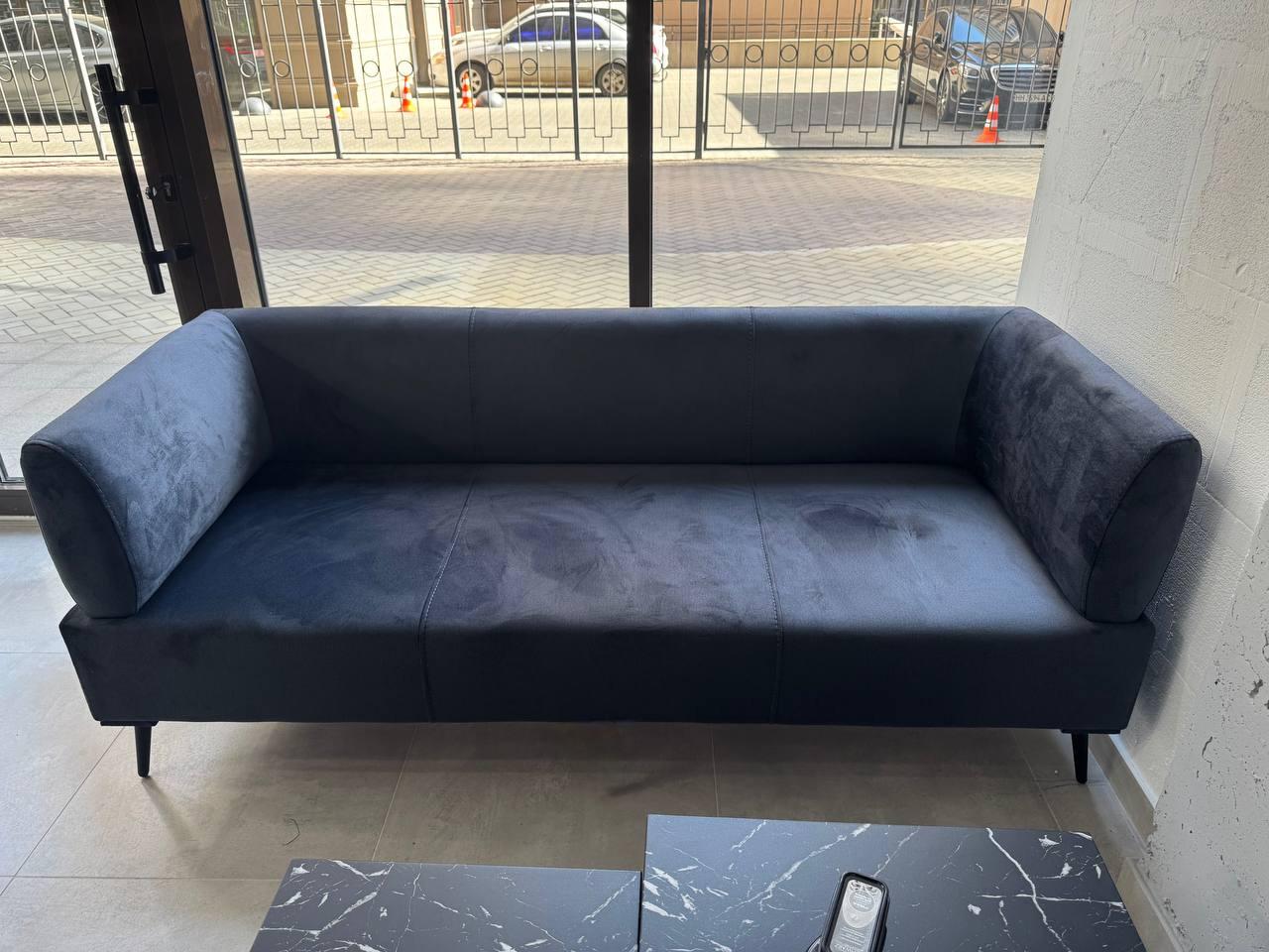 Диван із підлокітниками Tobi Sho Бенно-1 офісний з конусною ногою велюр Emilia 97 1400х720х750 мм Graphite (94567gr) - фото 4 Диван із підлокітниками Tobi Sho Бенно-1 офісний з конусною ногою велюр Emilia 97 1400х720х750 мм Graphite (94567gr) - фото 4