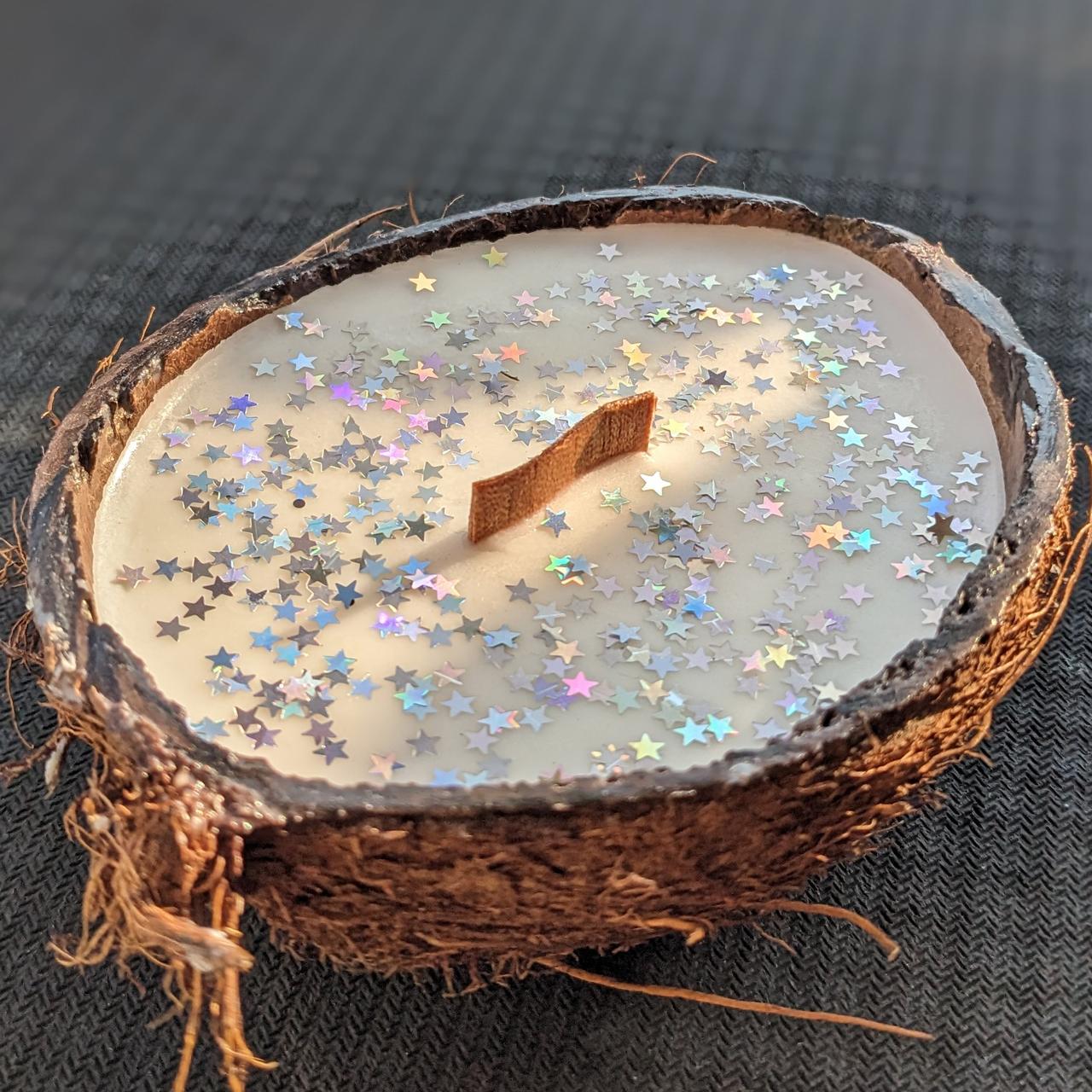 Свеча натуральная декорированная с блестками из кокосового воска в кокосовой скорлупе (2526640964)