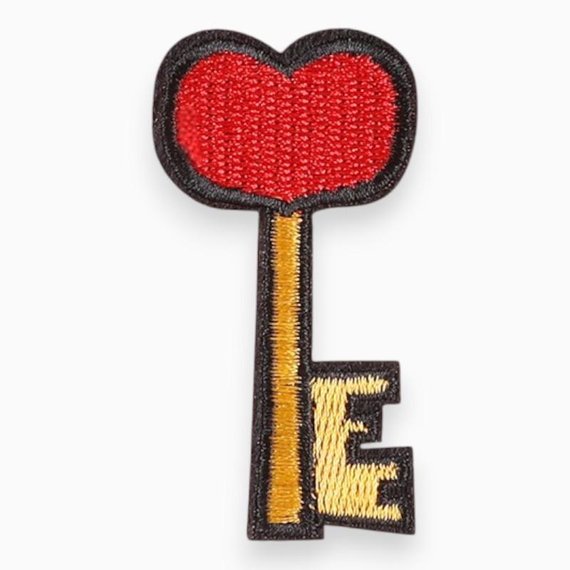Термоаппликация Key heart вышитая 6,1х3,3 см 1 шт. Красный (АК6133с07)