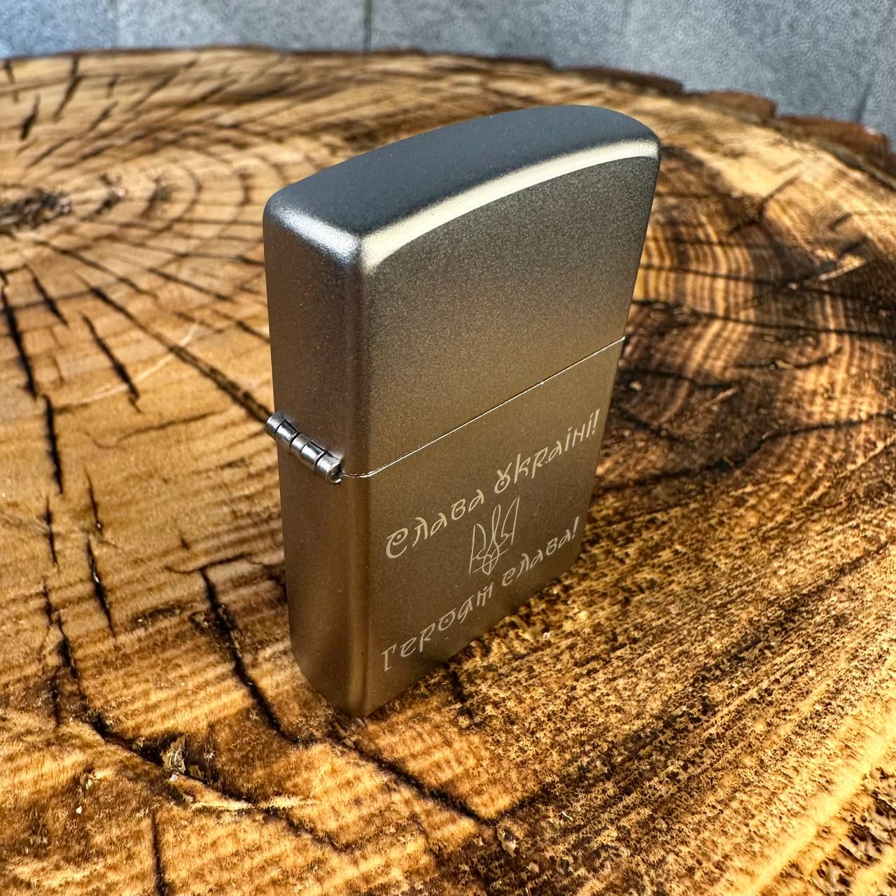 Зажигалка бензиновая ZIPPO 200 REG BRUSH FIN CHROME с гравировкой Слава Украине Героям слава - фото 5 Зажигалка бензиновая ZIPPO 200 REG BRUSH FIN CHROME с гравировкой Слава Украине Героям слава - фото 5