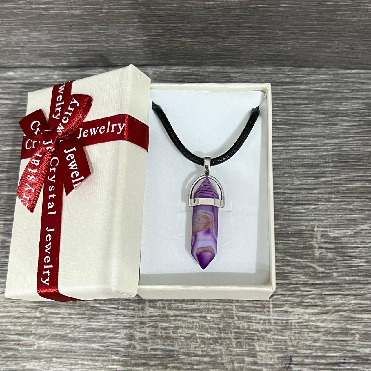 Кулон з натуральним каменем бузковий агат з прожилками кристал шестигранник на шнурку екошелк (16238)