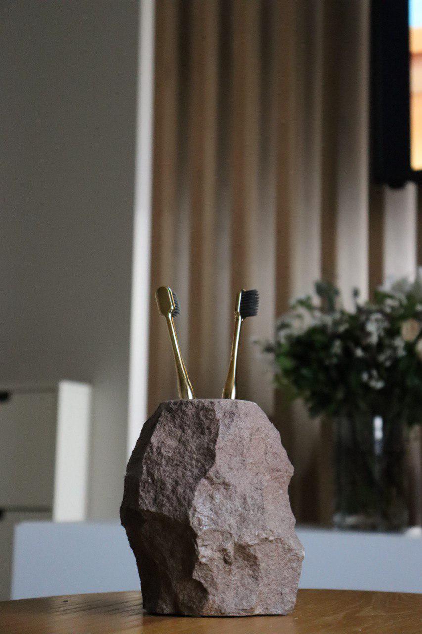 Стакан для зубних щіток з Червоного піщанику (25902877)