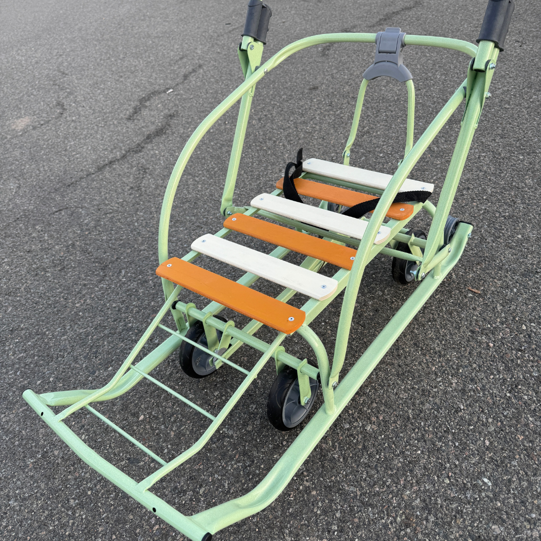 Санки-трансформер детские с колесами Мрія LUX 2026 Спелое яблоко/Белый/Коричнивый2 - фото 3 Санки-трансформер детские с колесами Мрія LUX 2026 Спелое яблоко/Белый/Коричнивый2 - фото 3