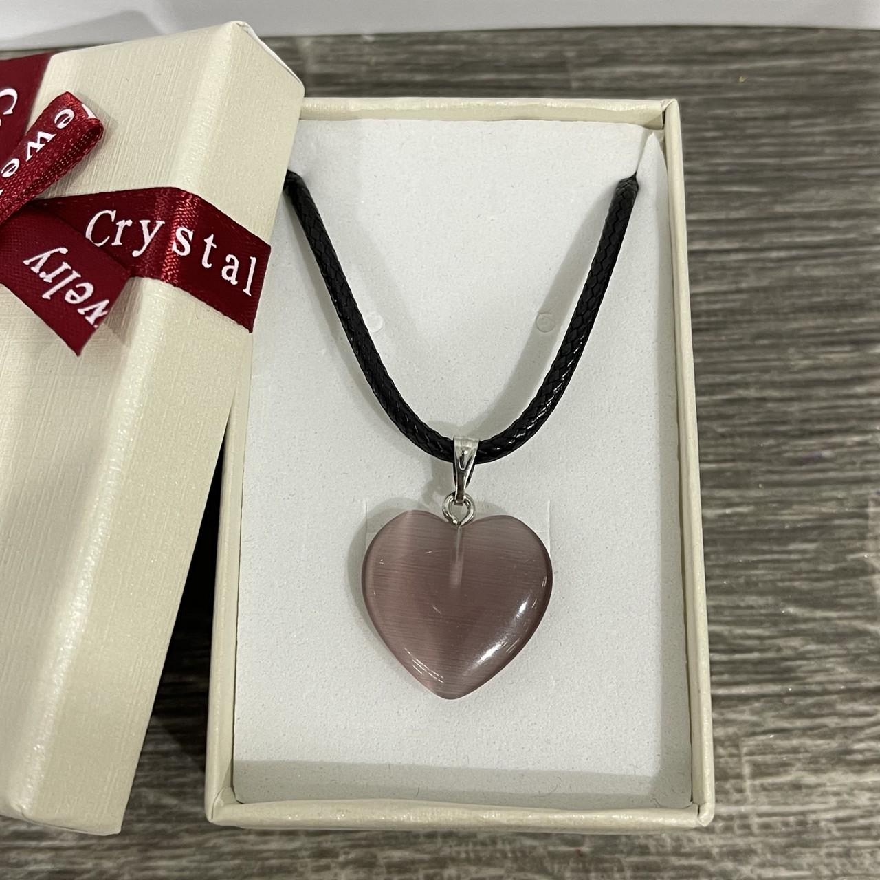 Кулон с натуральным камнем улексит сиреневый кошачий глаз в форме сердца 19 мм на шнурке (2016326833)