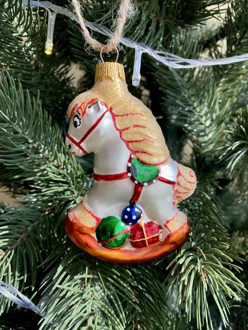 Игрушка стеклянная елочная лошадка-качалка