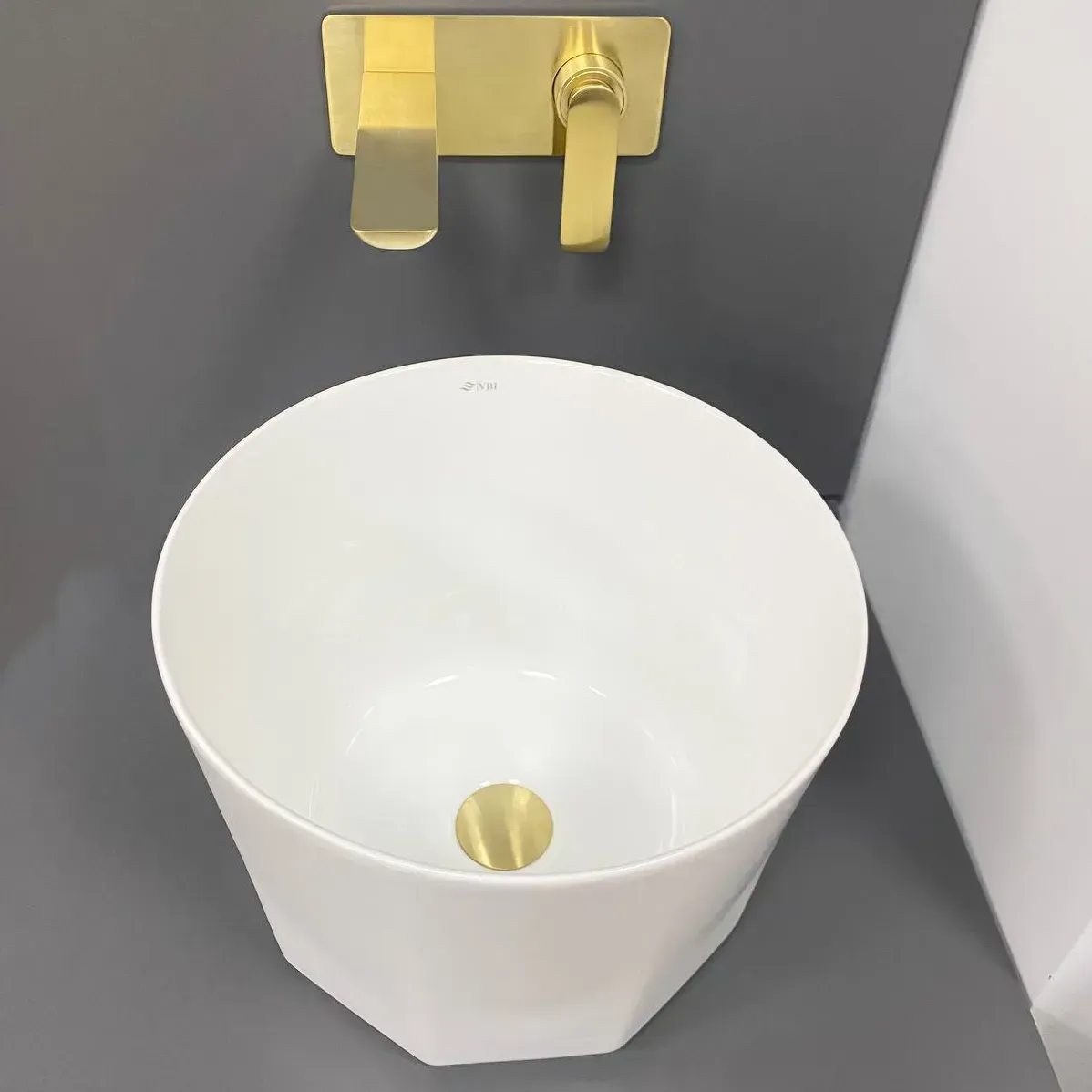 Умывальник накладной VBI PRAZZO WHITE 370x370 мм (VBI-016604) Умывальник накладной VBI PRAZZO WHITE 370x370 мм (VBI-016604)