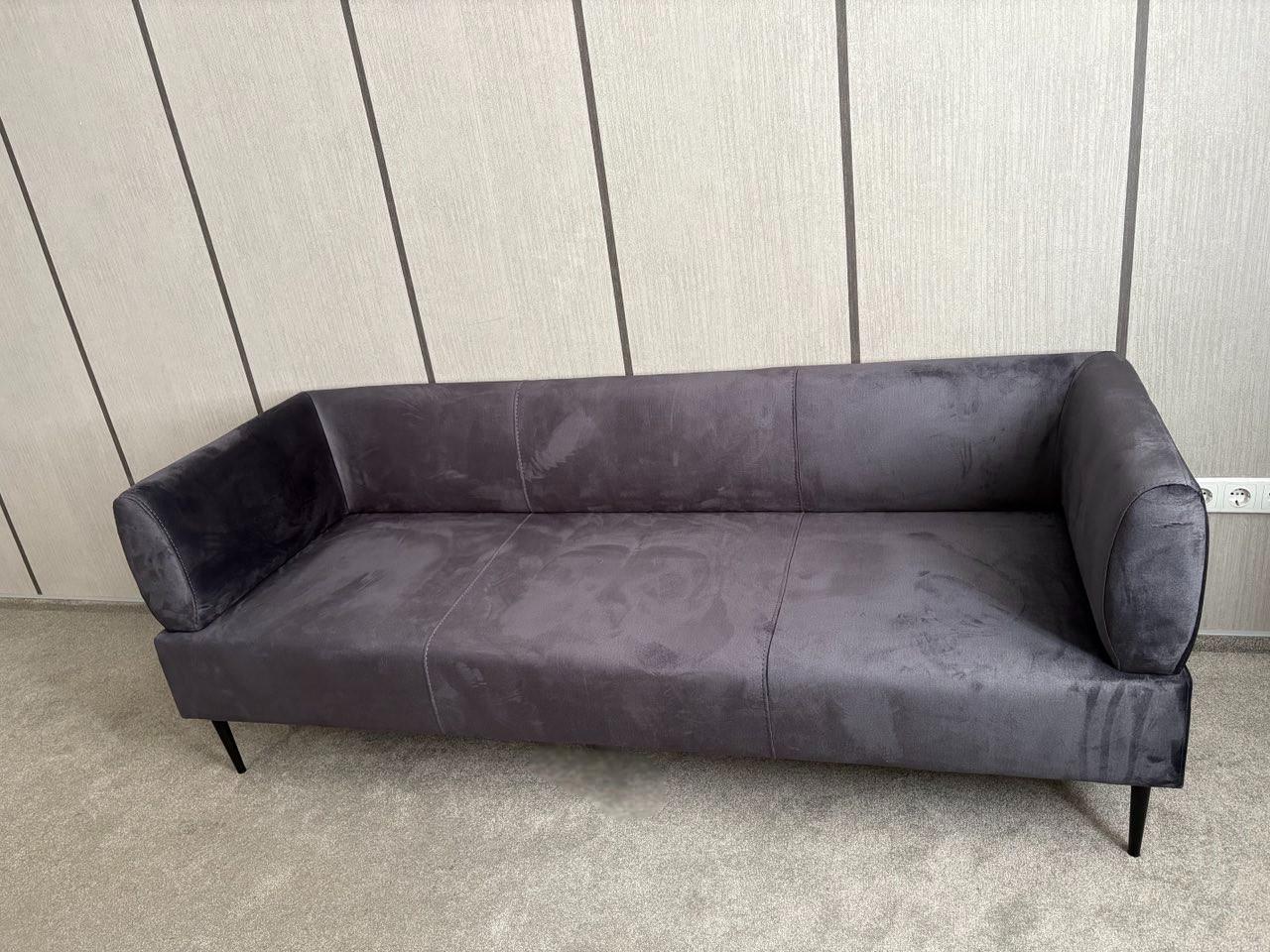 Диван із підлокітниками Tobi Sho Бенно-1 офісний з конусною ногою велюр Emilia 97 1400х720х750 мм Graphite (94567gr) - фото 6 Диван із підлокітниками Tobi Sho Бенно-1 офісний з конусною ногою велюр Emilia 97 1400х720х750 мм Graphite (94567gr) - фото 6