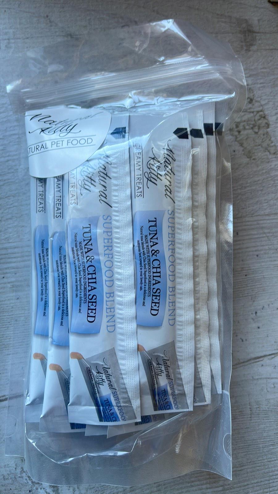 Ласощі для котів Natural Kitty Creamy Treats Superfood Blend тунець та чіа в желе 24 стика 12 г