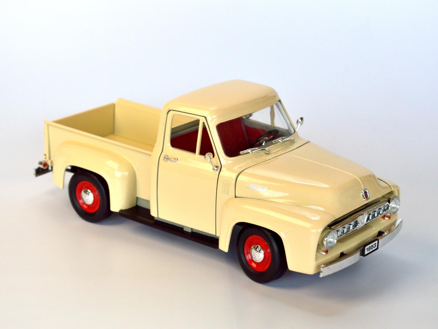 Модель автомобіля Road Legends Ford F-100 Pickup 1:18 Бежевий (58)