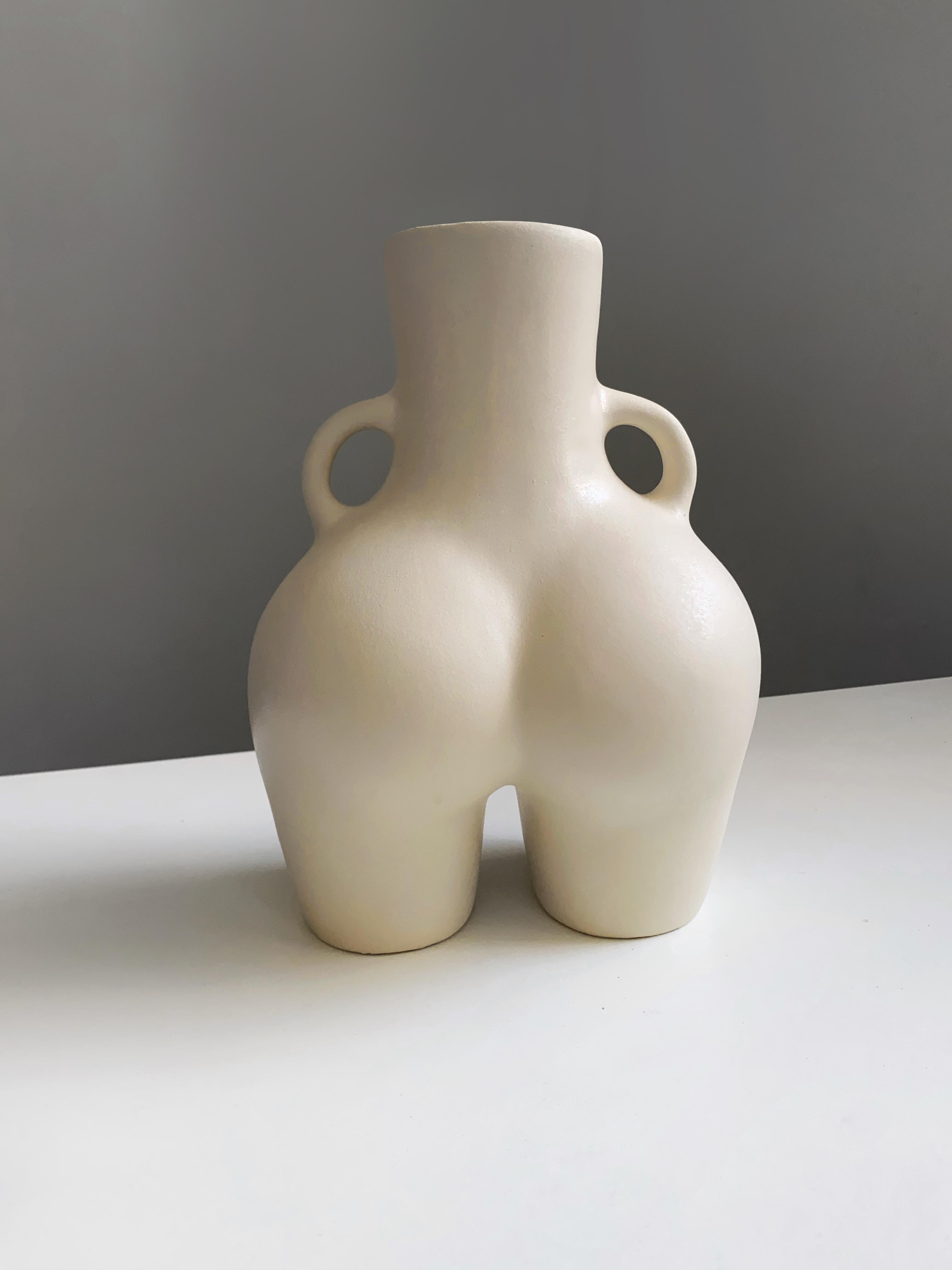 Ваза у формі жіночої попи Лола 25х18 см Молочний - фото 2 Ваза у формі жіночої попи Лола 25х18 см Молочний - фото 2