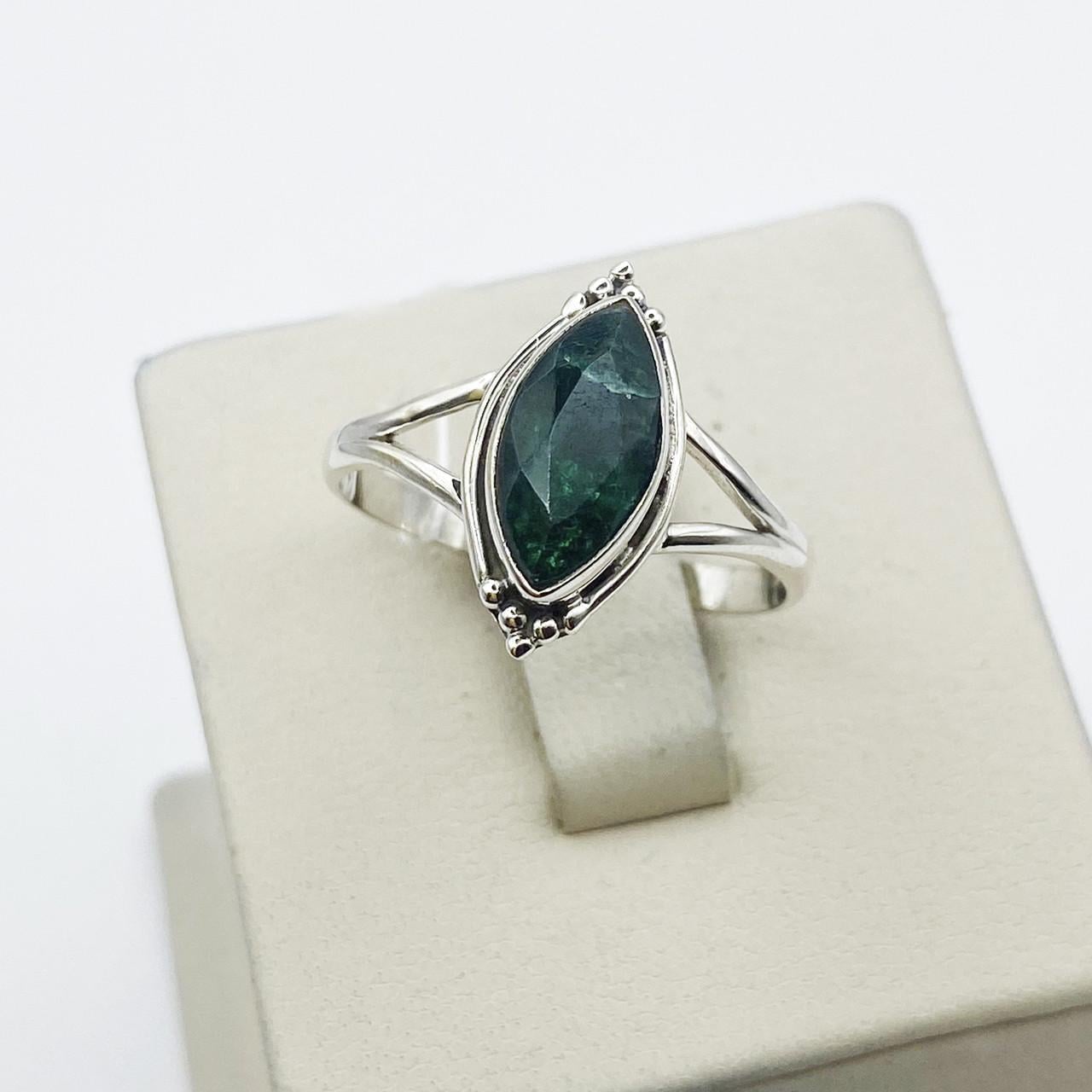 Кольцо серебряное с изумрудом р. 19 2,45 г (2413054602) Кольцо серебряное с изумрудом р. 19 2,45 г (2413054602)