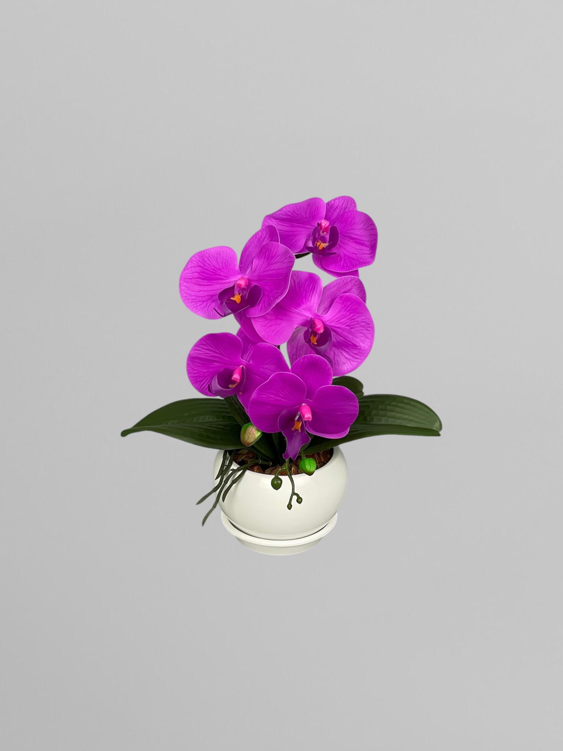 Композиция из искусственных латексных мини-орхидей фуксия на 1 веточку в белом керамическом кашпо (А095)