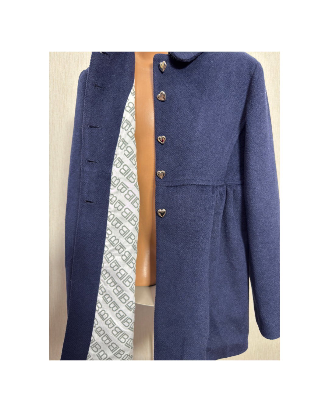 Пальто для дівчинки Laura Biagiotti з бантом на спині та фурнітурою у вигляді сердечок 8 років/128 см Темно-синій (04010007L-BI) - фото 4 Пальто для дівчинки Laura Biagiotti з бантом на спині та фурнітурою у вигляді сердечок 8 років/128 см Темно-синій (04010007L-BI) - фото 4