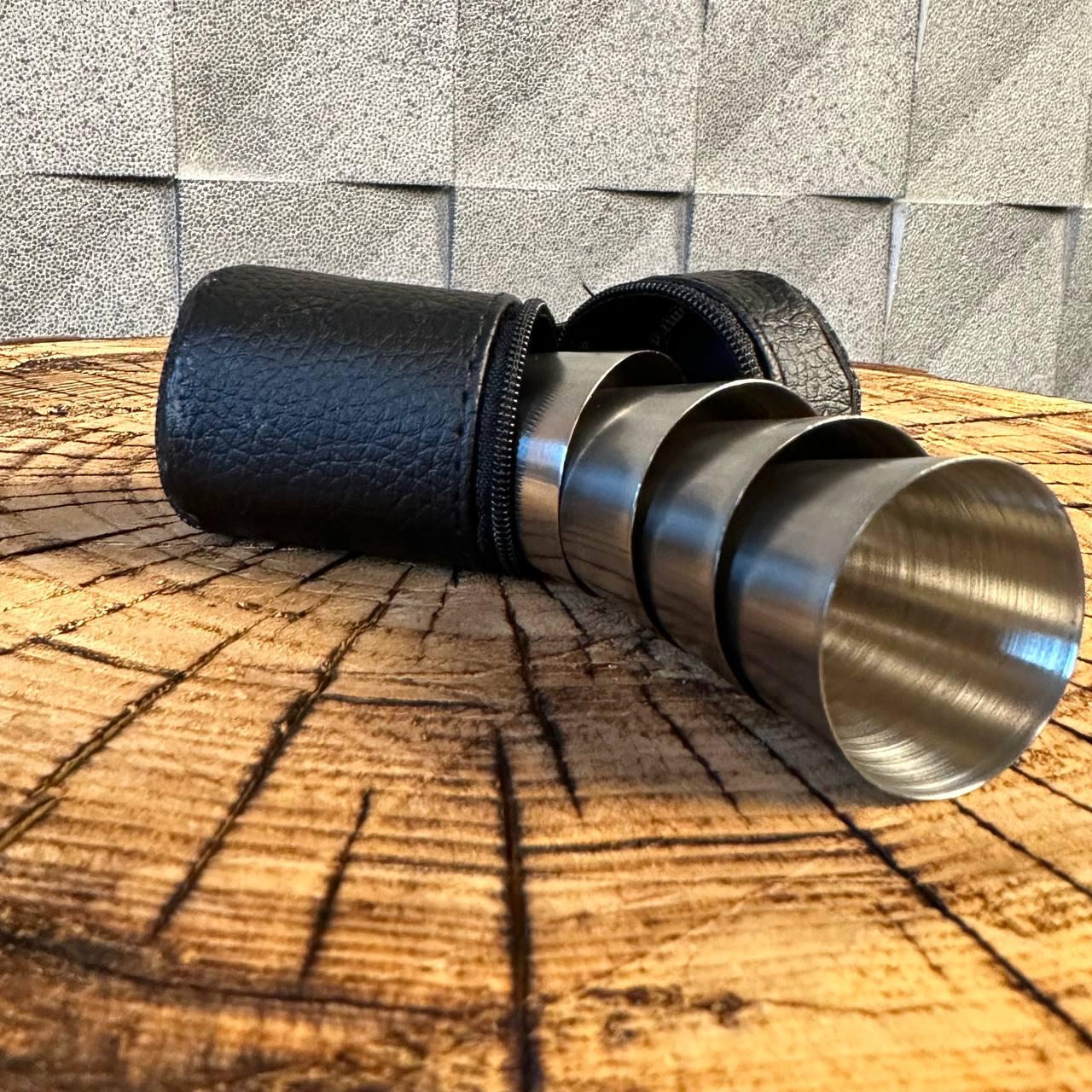 Набір маленьких чарок з нержавіючої сталі для алкоголю в шкіряному чохлі з блискавкою 4 шт. Набір маленьких чарок з нержавіючої сталі для алкоголю в шкіряному чохлі з блискавкою 4 шт.