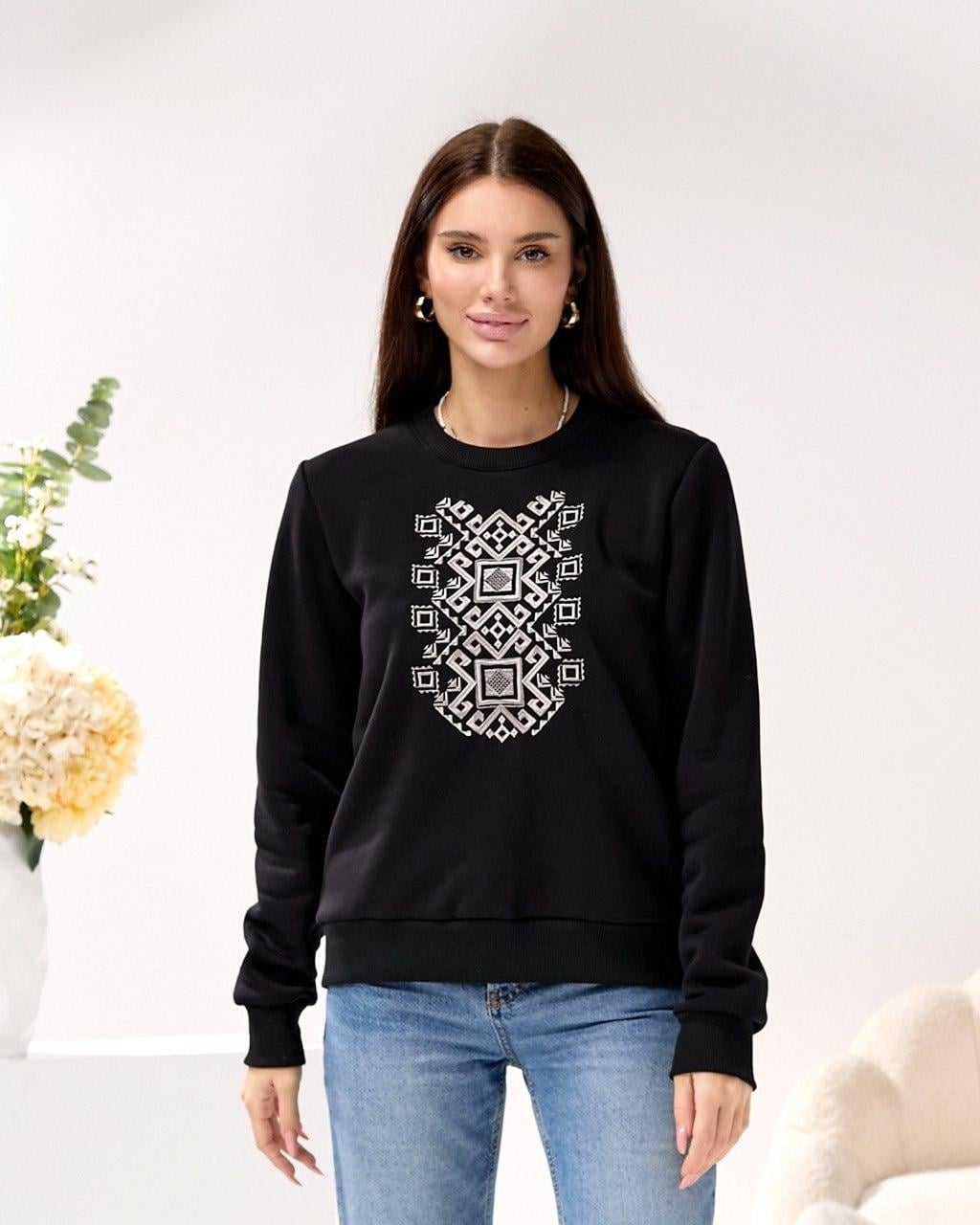 Свитшот женский вышитый с орнаментом M Серый