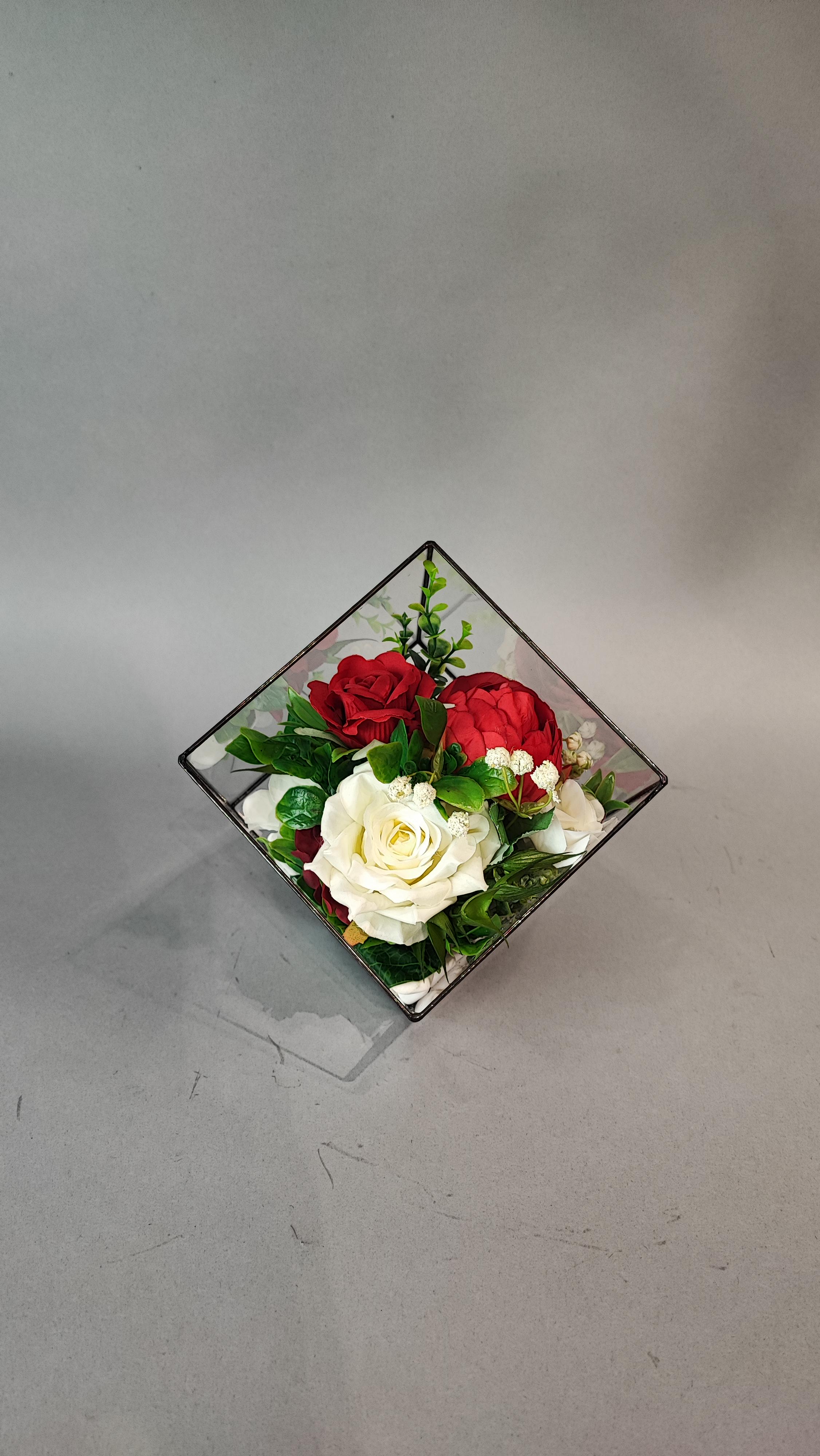 Искусственные цветы скорби траурные ритуальные под стеклом С большой любовью куб 24х24х24 см