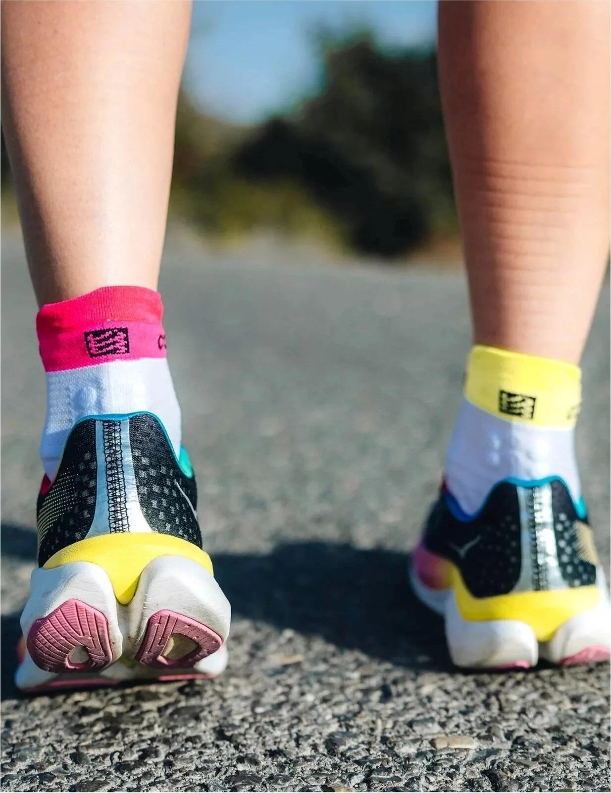 Носки Compressport Pro Racing Socks V4.0 Run Low T3 White/Safe Yellow/Neo Pink - фото 5