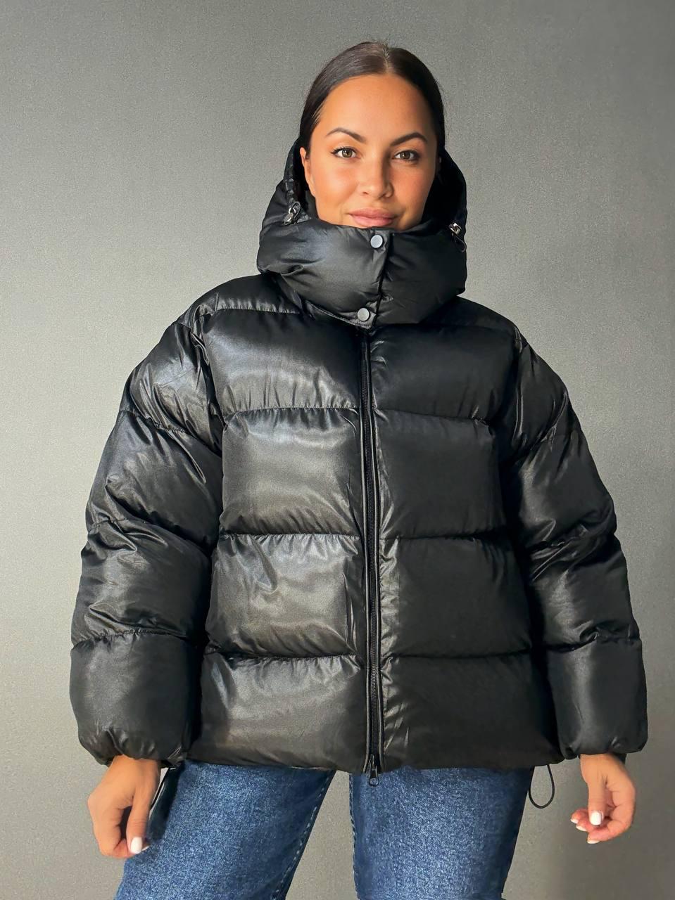Куртка женская Lady Yep 10041 глянцевая пуф оверсайз с капюшоном р. 44 Черный (5130)