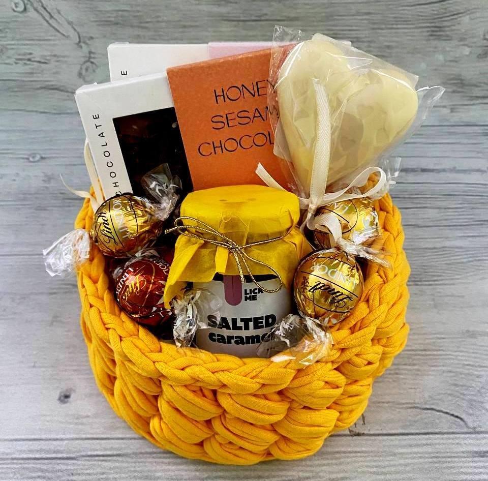 Подарочный набор сладостей Yellow basket