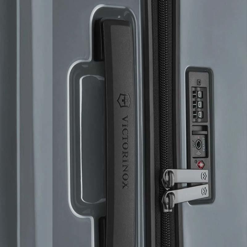 Валіза на 4 колесах Victorinox Travel M 74 л Airox Silver (Vt612508) - фото 7 Валіза на 4 колесах Victorinox Travel M 74 л Airox Silver (Vt612508) - фото 7