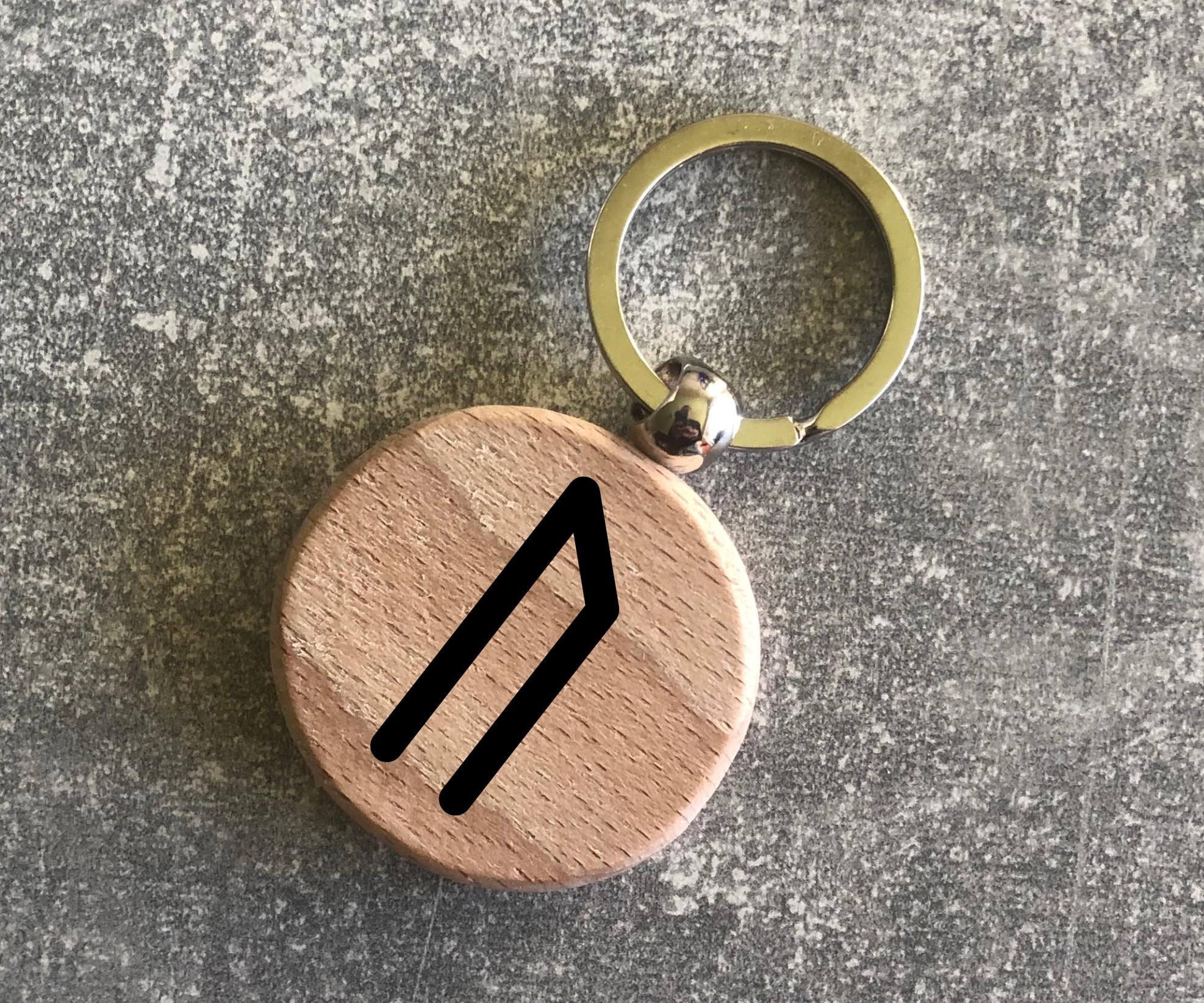 Брелок деревянный круглый с руной Старшого футарк "Уруз" (15010208002)