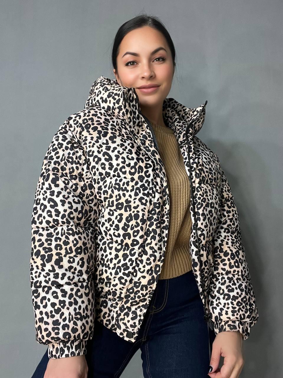 Куртка женская Lady Yep 9006 короткая с капюшоном леопардовый принт на резинке демисезонная р. 46 Бежевый (3271) - фото 6 Куртка женская Lady Yep 9006 короткая с капюшоном леопардовый принт на резинке демисезонная р. 46 Бежевый (3271) - фото 6