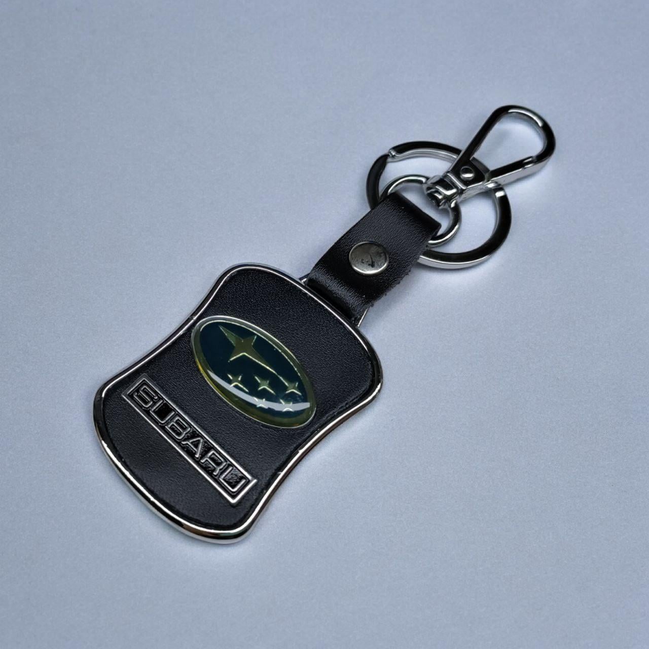Брелок с логотипом авто Subaru металлический со вставками натуральной кожи карабин с кольцом (2229620778)