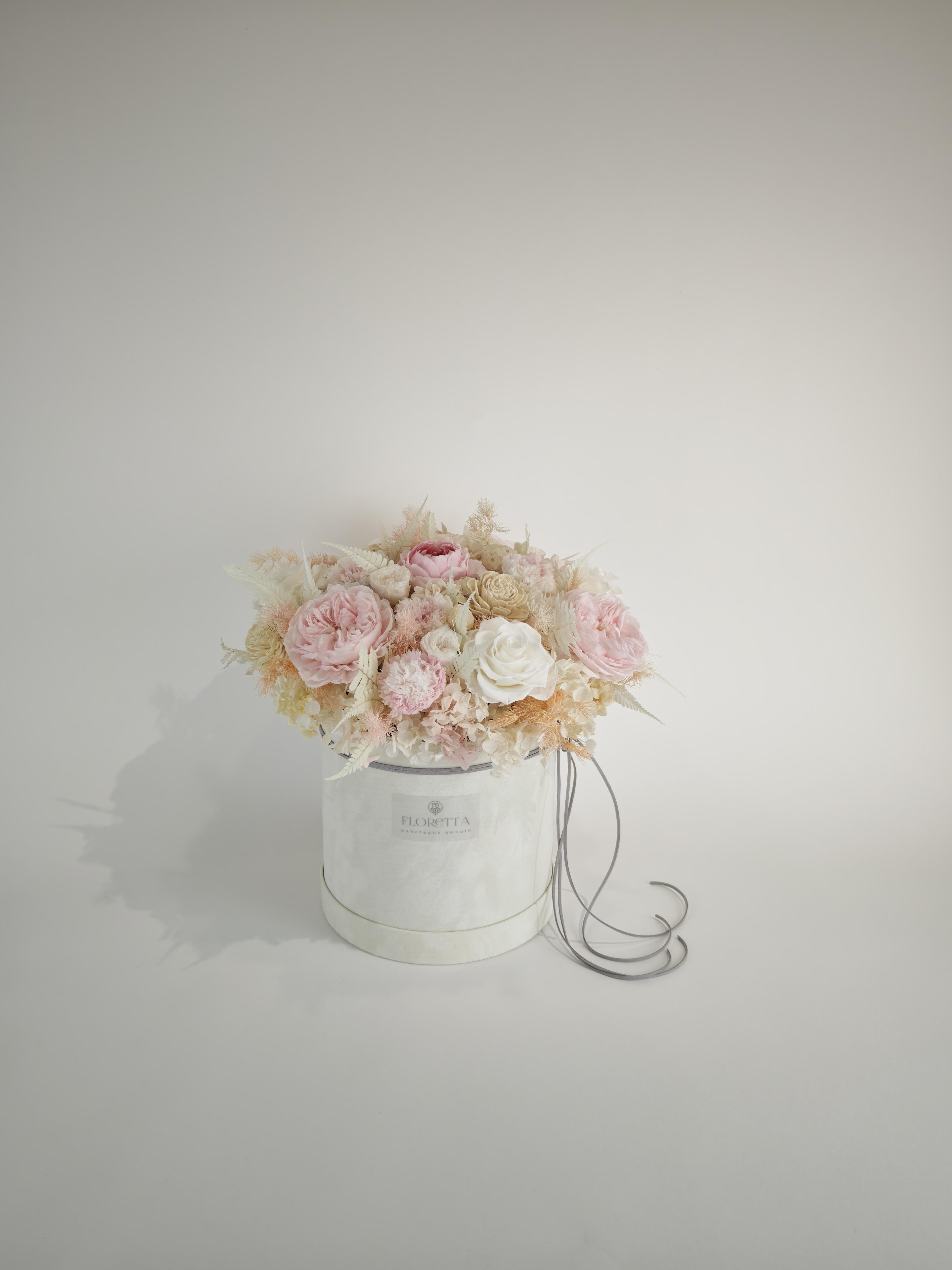 Букет в коробке Нежный поцелуй L 45х45 см