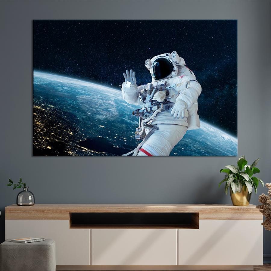 Картина на холсте Космонавт на фоне Земли 80x54 см (V228-1_L) Картина на холсте Космонавт на фоне Земли 80x54 см (V228-1_L)