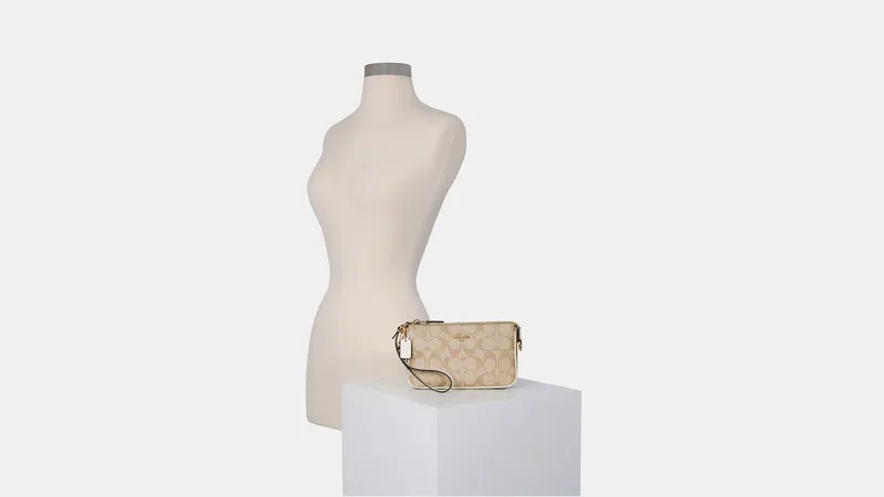 Сумка женская Coach Nolita 19 In Signature Canvas Бежевый Light Khaki/Chalk - фото 4