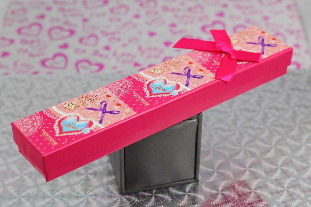 Подарочная коробочка малиновая с тремя бантиками для цепи и браслета р 21см 4см высота 2 см