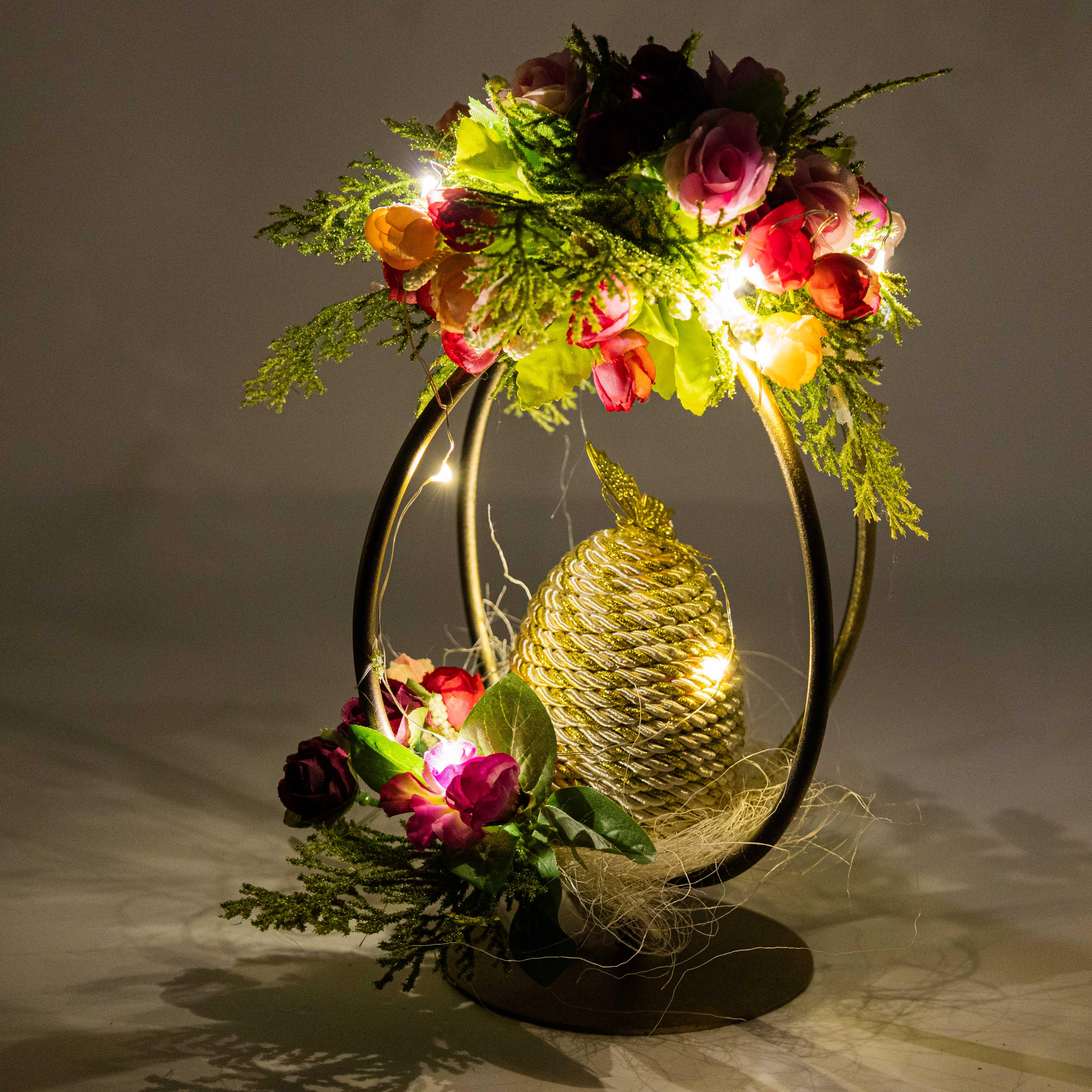 Пасхальное яйцо декоративное ДАЙС в металическом обрамлении с цветами и подсветкой 28 см (EЕ2816)