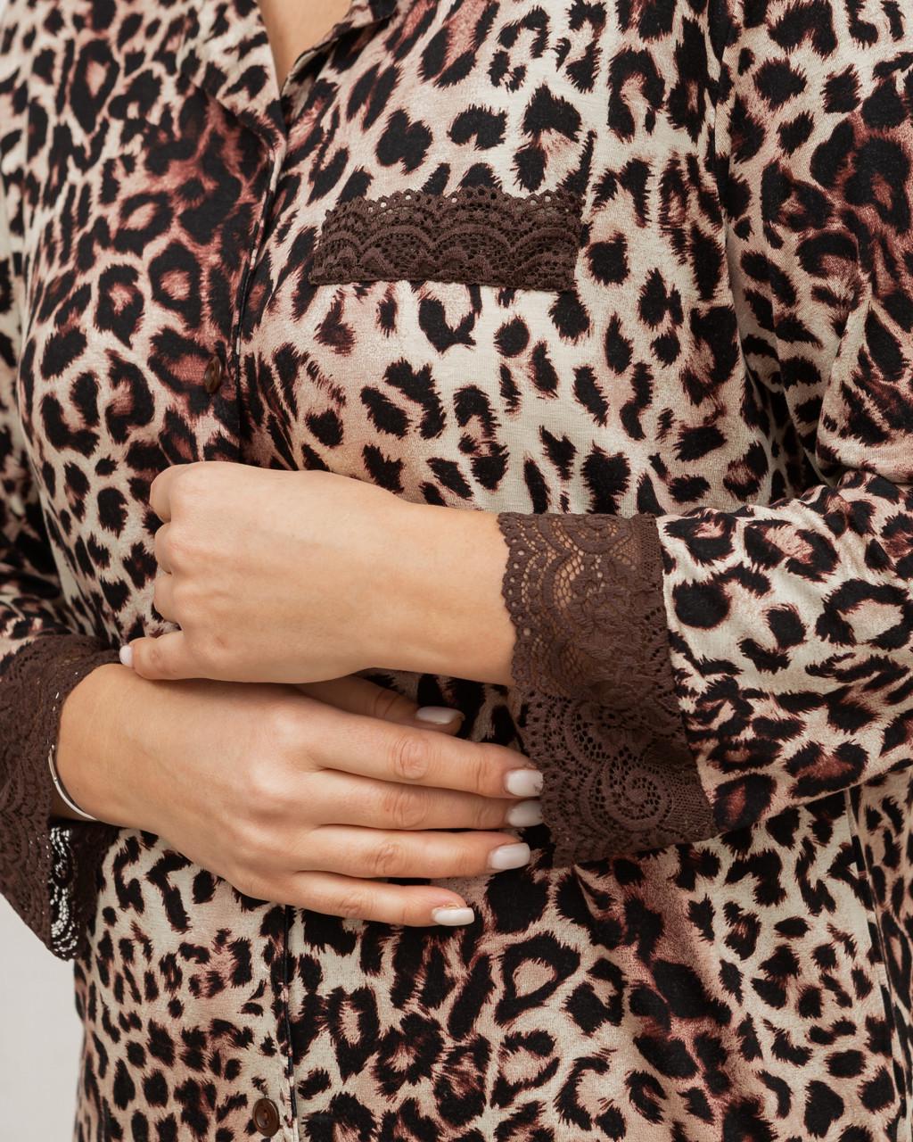 Пижама со штанами Nicoletta 32064k Леопард на пуговицах 5XL Коричневый (23854003) - фото 3 Пижама со штанами Nicoletta 32064k Леопард на пуговицах 5XL Коричневый (23854003) - фото 3
