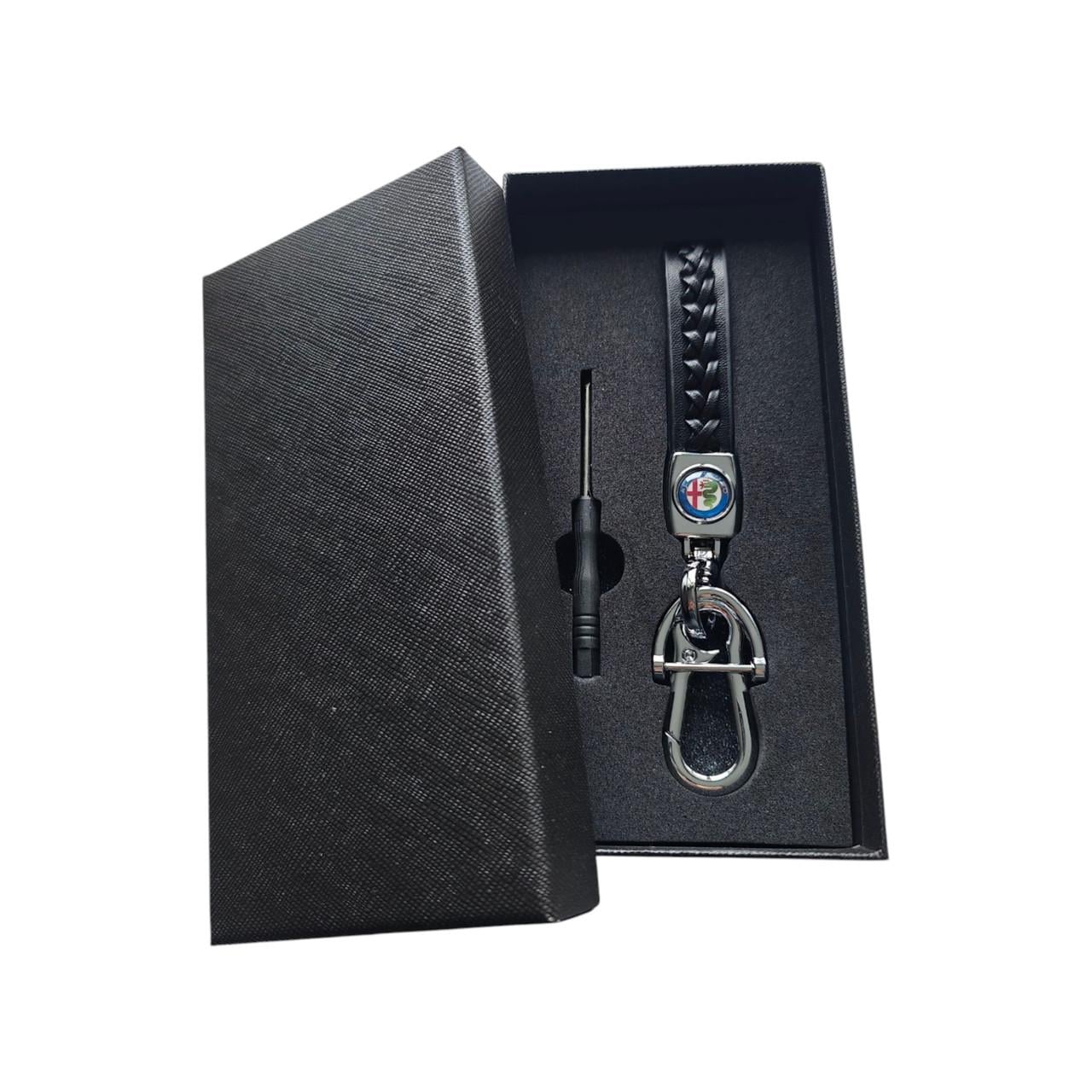 Брелок автомобильный AlfaRomeo кожаный с карабином (1613499942)