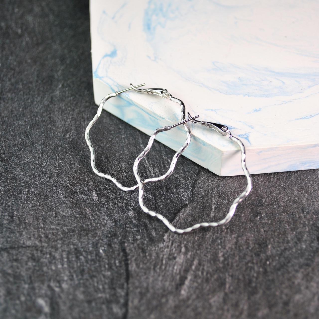 Сережки кільця з візерунком медична сталь родій (x135-1) Сережки кільця з візерунком медична сталь родій (x135-1)