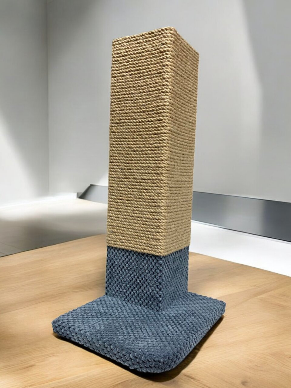 Когтеточка угловая на подставке для кота 52х12х12 см Серый