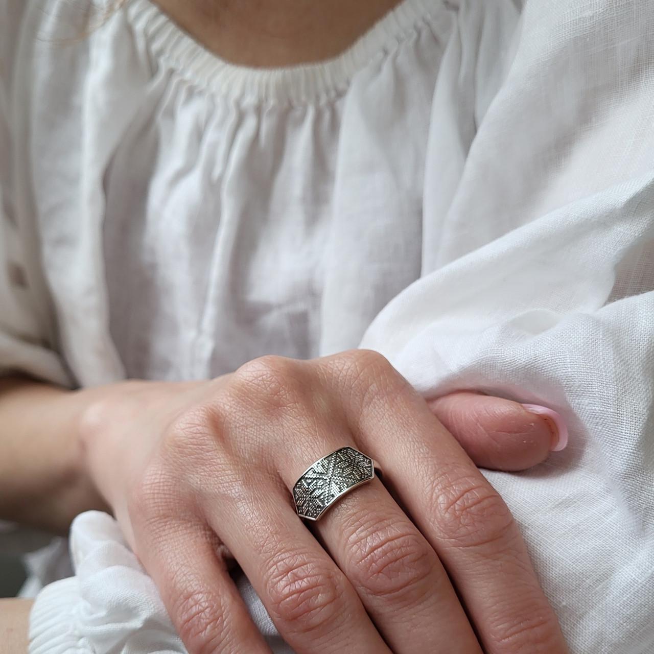 Кільце без каменів Вишиванка чорнене срібло 925 проби 2,58 г р. 19 (81758) - фото 3