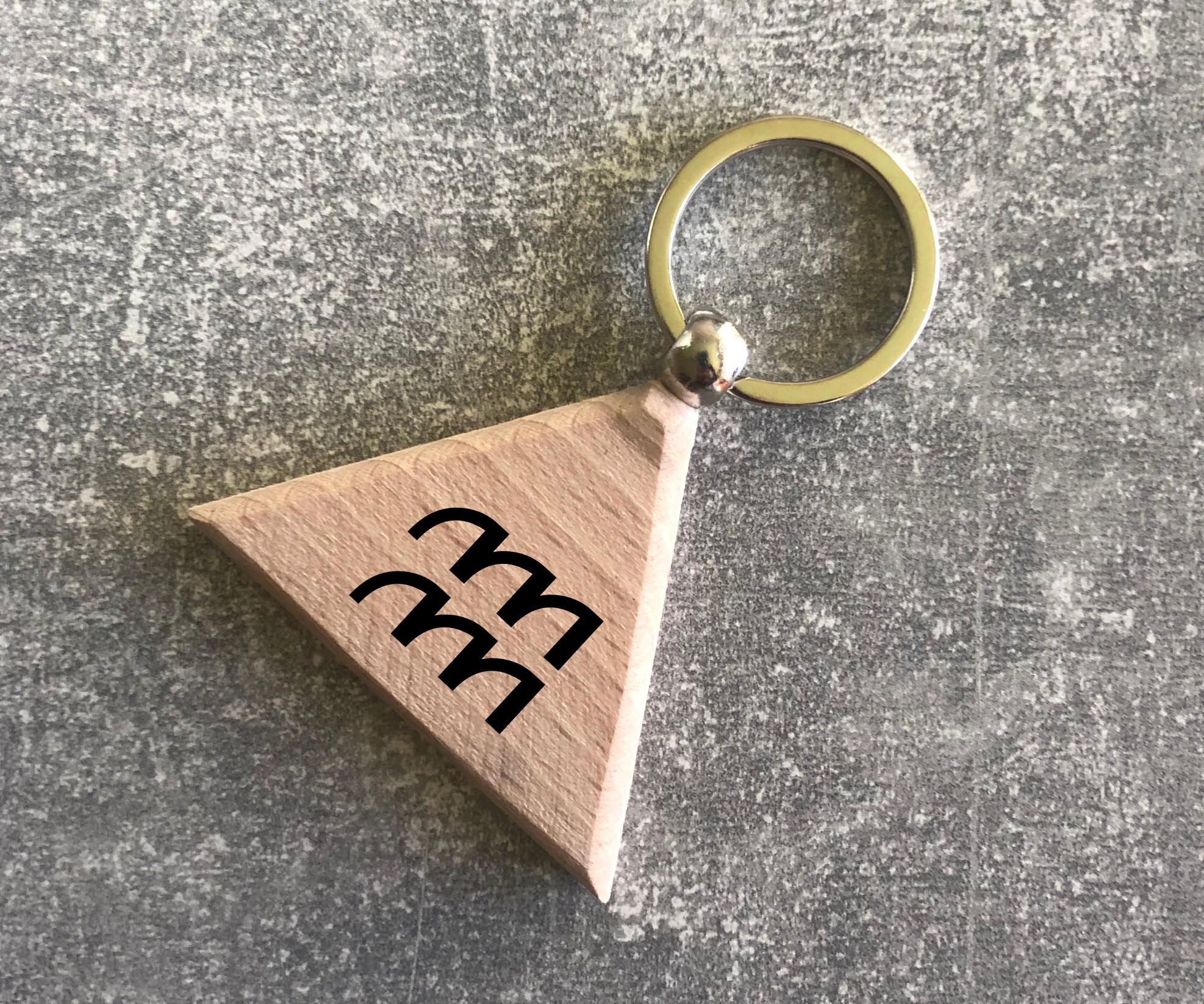 Брелок деревянный треугольный с символом зодиака "Водолей" (15010304023)