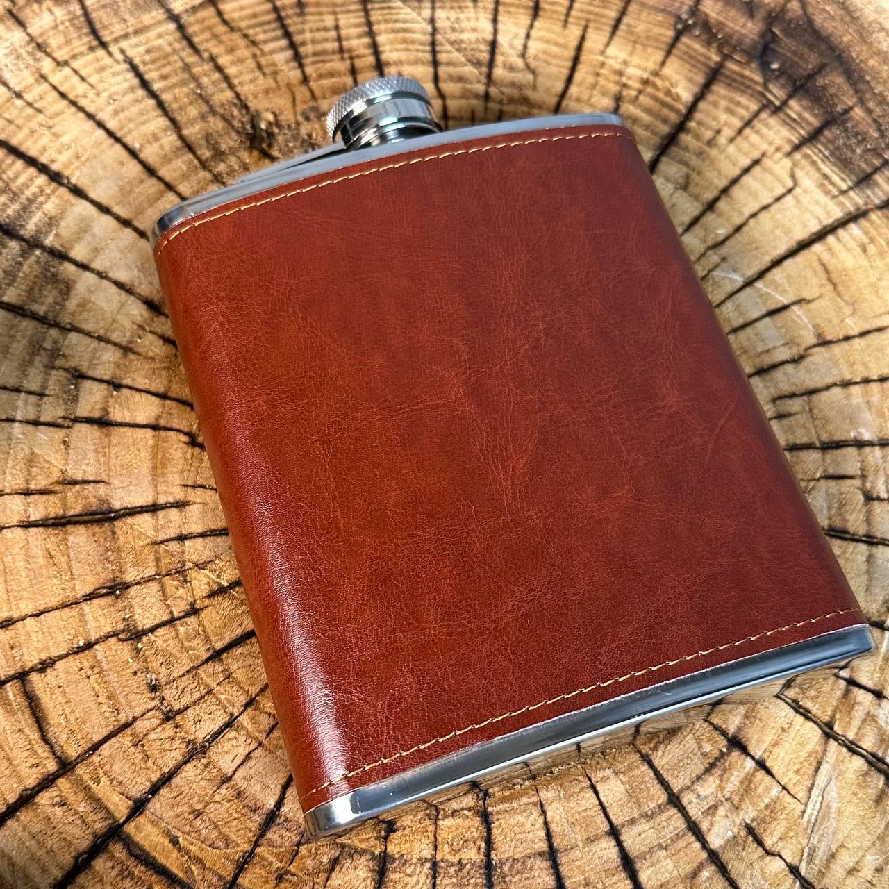 Набір фляга для алкоголю та 4 чарки в оздобленні екошкірою у подарунковій коробці (61011) - фото 6 Набір фляга для алкоголю та 4 чарки в оздобленні екошкірою у подарунковій коробці (61011) - фото 6