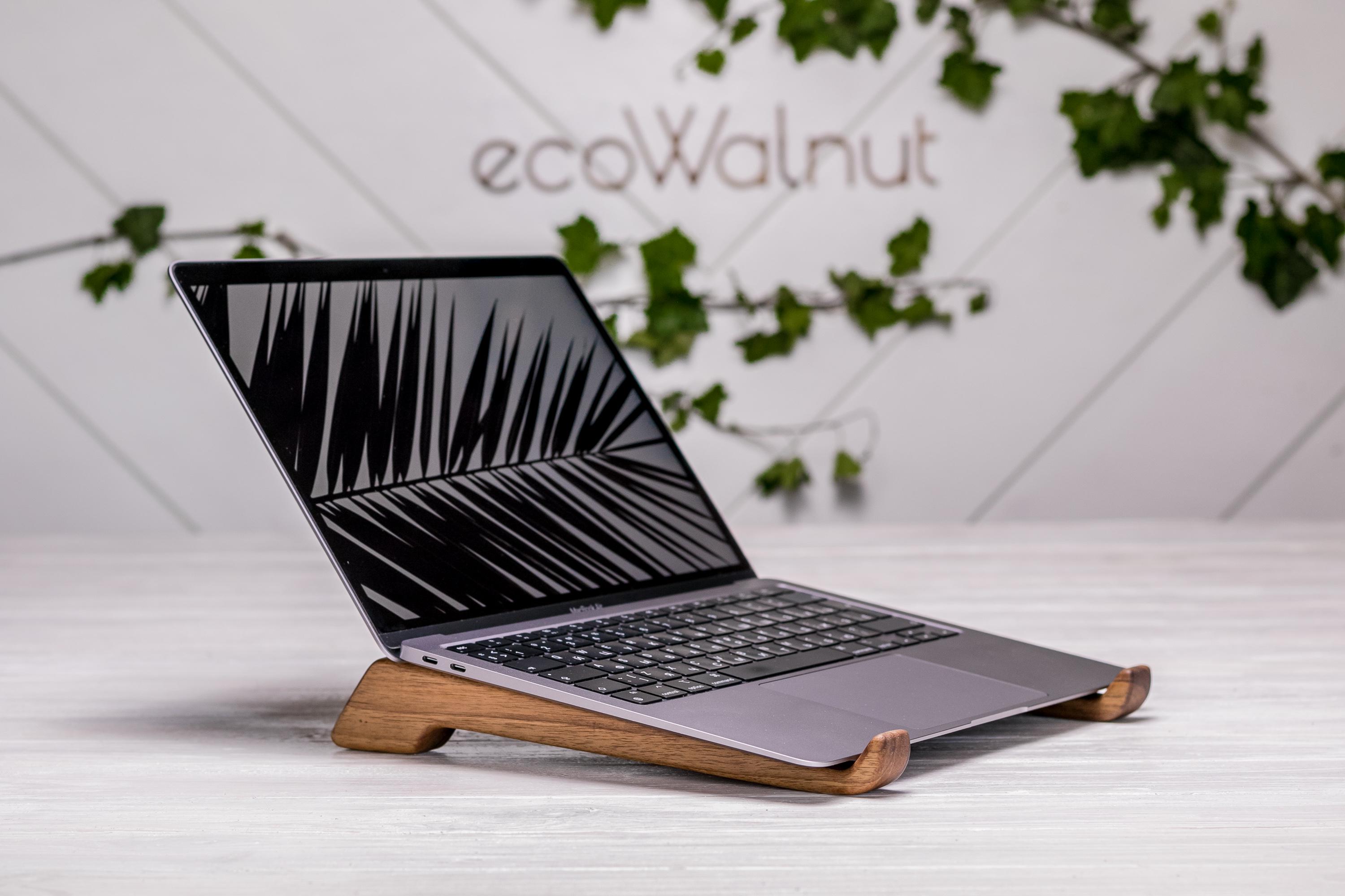 Холдер-підставка настільна EcoWalnut для ноутбука Macbook з гравіюванням (EW-17)